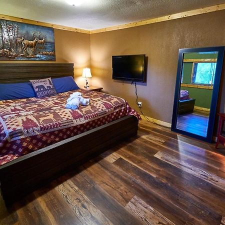 Steps From Downtown Pigeon Forge Parkway + Private Hottub And Firepit - Wifi - Firefly Bungalows Zewnętrze zdjęcie