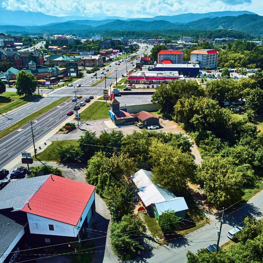 Steps From Downtown Pigeon Forge Parkway + Private Hottub And Firepit - Wifi - Firefly Bungalows Zewnętrze zdjęcie