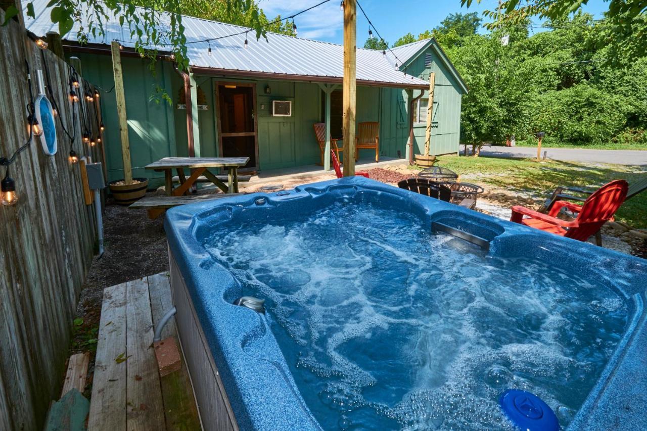 Steps From Downtown Pigeon Forge Parkway + Private Hottub And Firepit - Wifi - Firefly Bungalows Zewnętrze zdjęcie