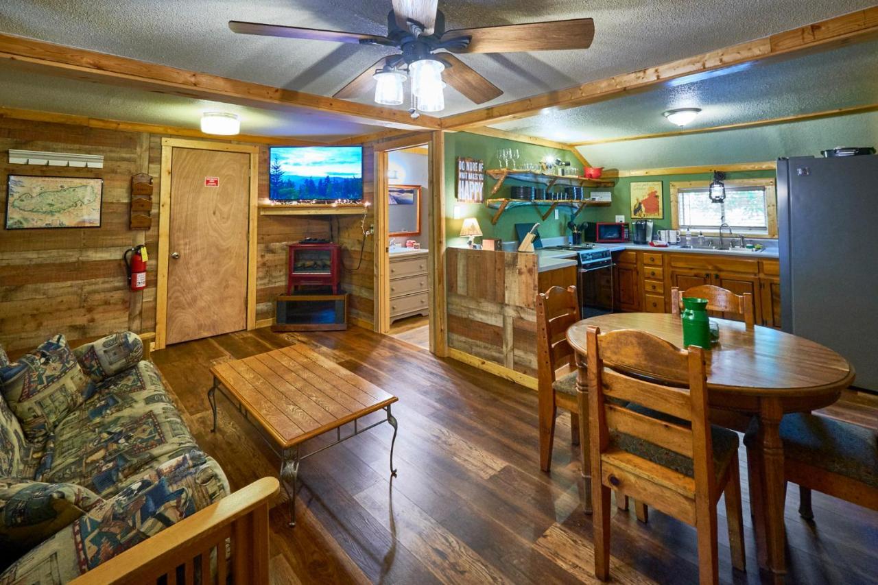 Steps From Downtown Pigeon Forge Parkway + Private Hottub And Firepit - Wifi - Firefly Bungalows Zewnętrze zdjęcie