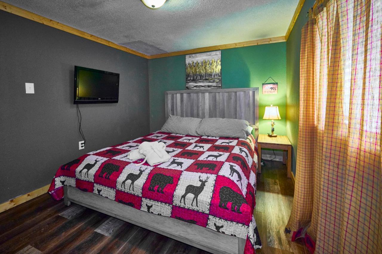 Steps From Downtown Pigeon Forge Parkway + Private Hottub And Firepit - Wifi - Firefly Bungalows Zewnętrze zdjęcie