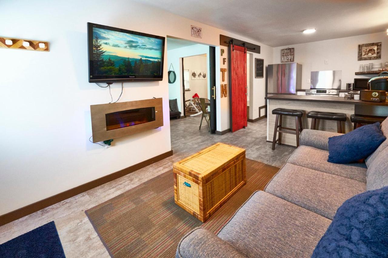Steps From Downtown Pigeon Forge Parkway + Private Hottub And Firepit - Wifi - Firefly Bungalows Zewnętrze zdjęcie