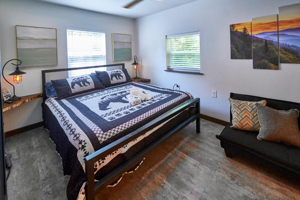 Steps From Downtown Pigeon Forge Parkway + Private Hottub And Firepit - Wifi - Firefly Bungalows Zewnętrze zdjęcie