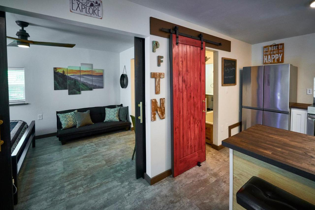 Steps From Downtown Pigeon Forge Parkway + Private Hottub And Firepit - Wifi - Firefly Bungalows Zewnętrze zdjęcie