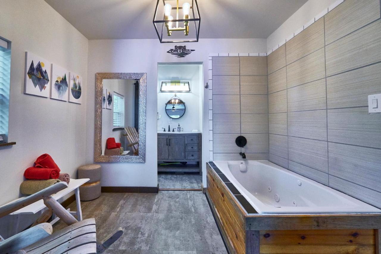 Steps From Downtown Pigeon Forge Parkway + Private Hottub And Firepit - Wifi - Firefly Bungalows Zewnętrze zdjęcie