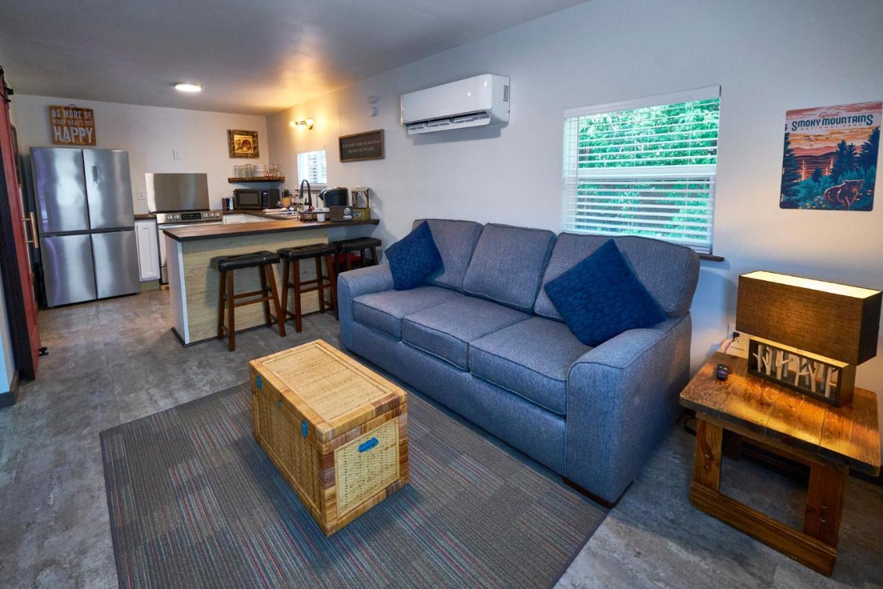 Steps From Downtown Pigeon Forge Parkway + Private Hottub And Firepit - Wifi - Firefly Bungalows Zewnętrze zdjęcie