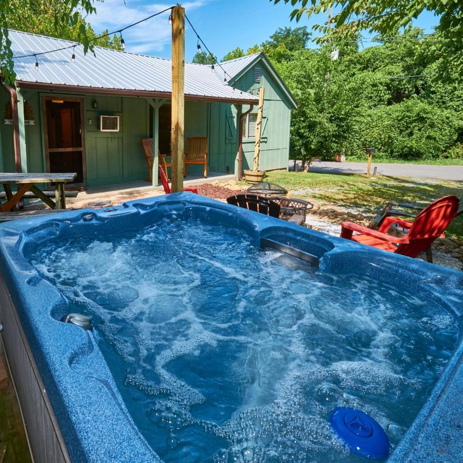 Steps From Downtown Pigeon Forge Parkway + Private Hottub And Firepit - Wifi - Firefly Bungalows Zewnętrze zdjęcie
