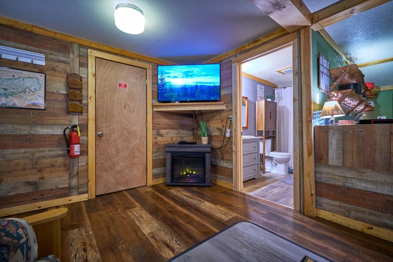 Steps From Downtown Pigeon Forge Parkway + Private Hottub And Firepit - Wifi - Firefly Bungalows Zewnętrze zdjęcie