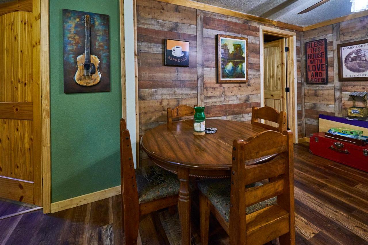Steps From Downtown Pigeon Forge Parkway + Private Hottub And Firepit - Wifi - Firefly Bungalows Zewnętrze zdjęcie