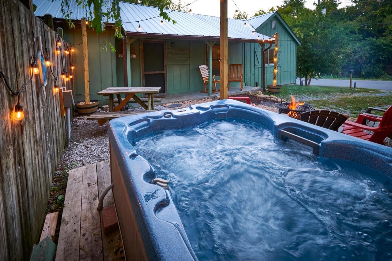 Steps From Downtown Pigeon Forge Parkway + Private Hottub And Firepit - Wifi - Firefly Bungalows Zewnętrze zdjęcie