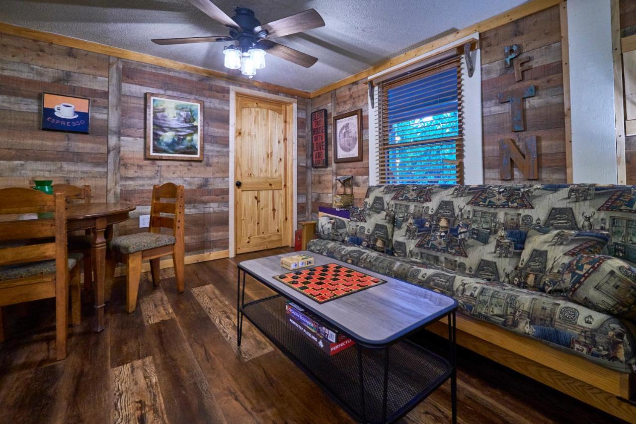 Steps From Downtown Pigeon Forge Parkway + Private Hottub And Firepit - Wifi - Firefly Bungalows Zewnętrze zdjęcie